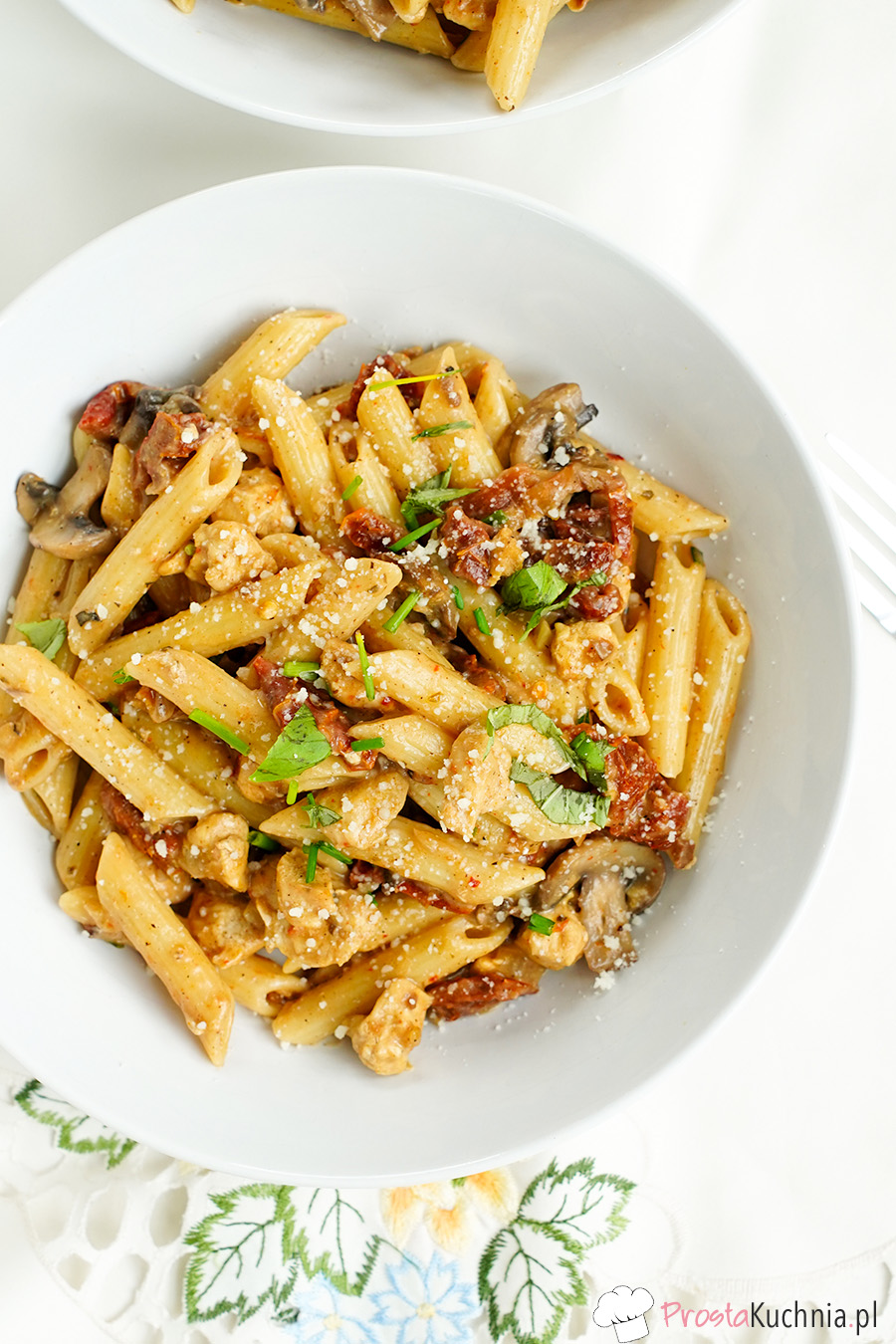 makaron z kurczakiem i suszonymi pomidorami przepis